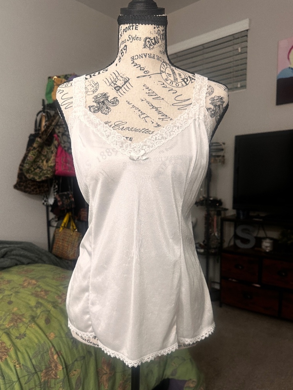 White lace trim tank top with cutesy little bow